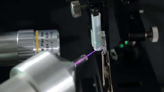 Láser de plasma hecho con helio