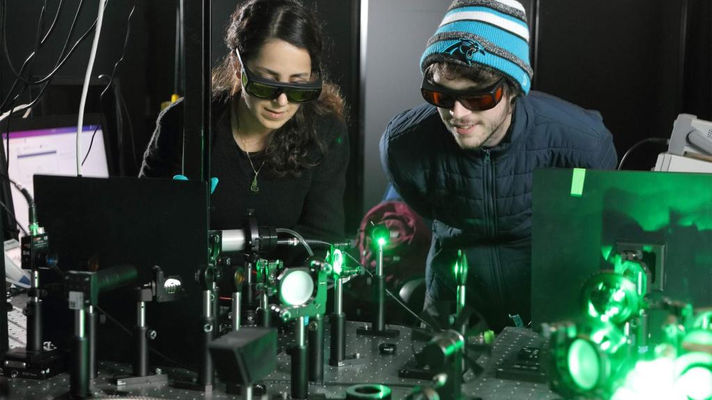 Estudiantes de doctorado con el láser de plasma