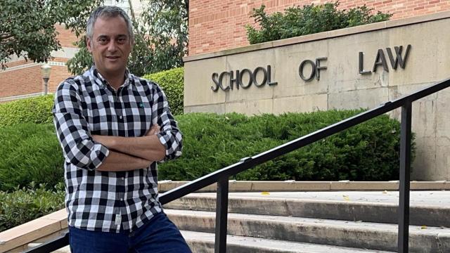 Xulio Ferreiro frente a facultade de Dereito de UCLA