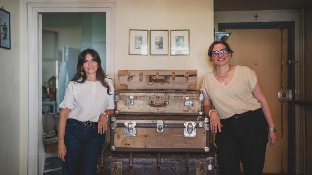 Astrid y María, en el mercadillo organizado este fin de semana en Bravo Murillo, 28, en Madrid.