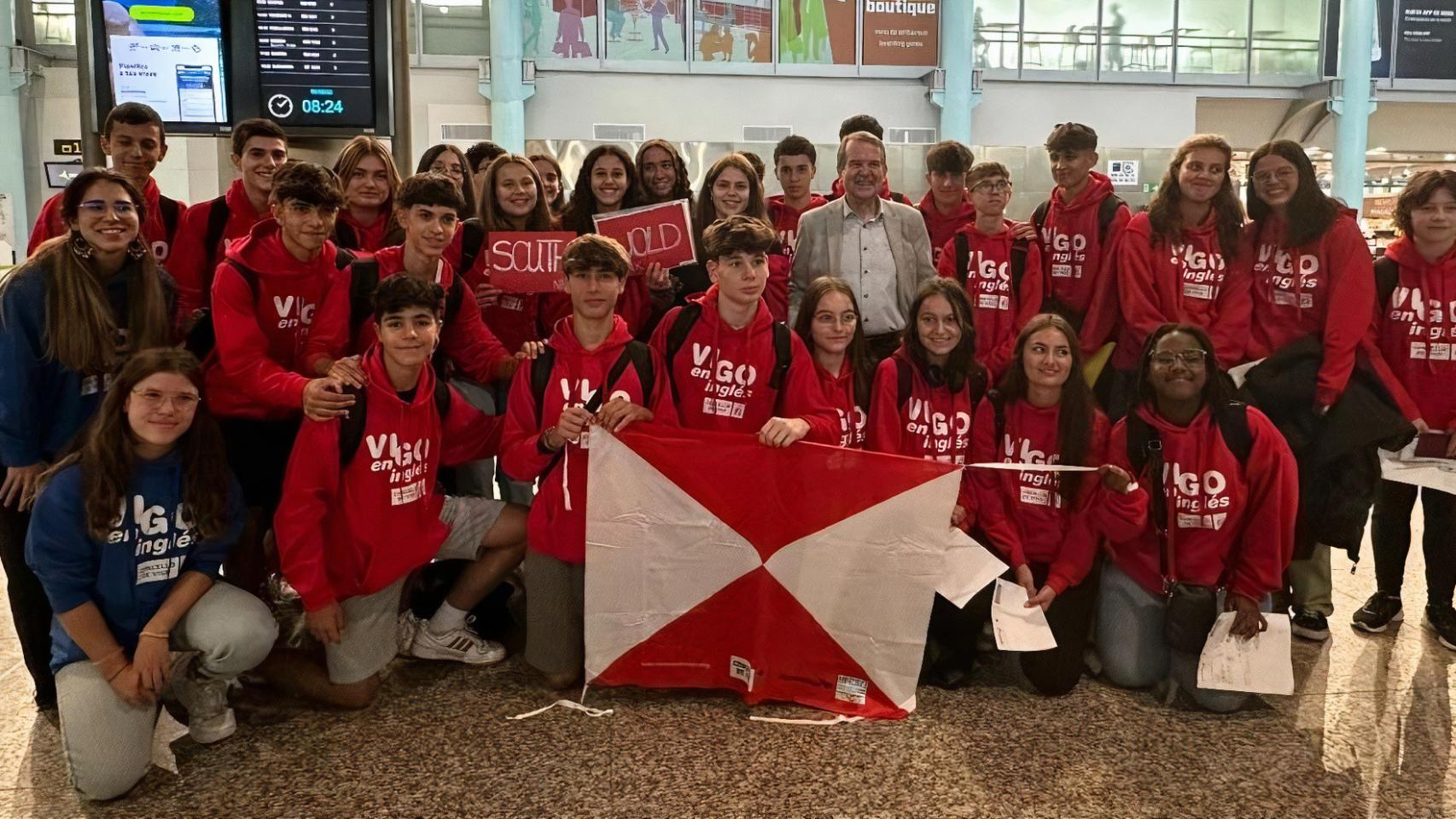 El regidor, Abel Caballero, junto a  estudiantes beneficiarios de la beca de inglés.