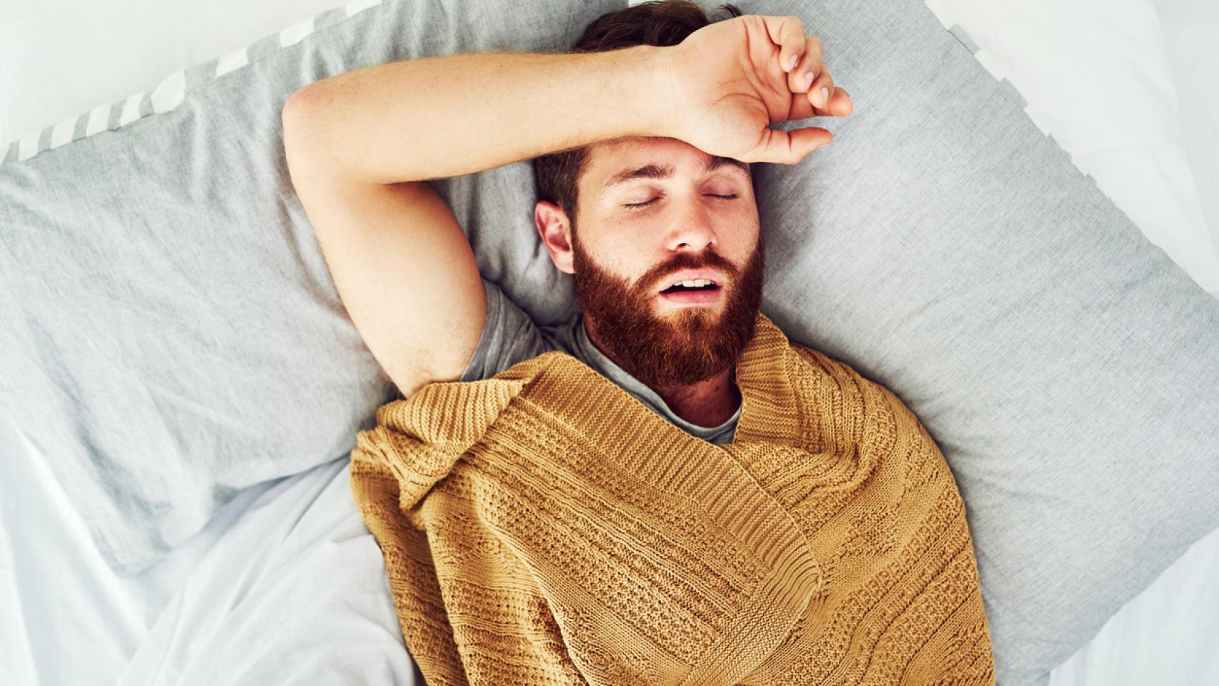 Imagen de archivo de un hombre de mediana edad durmiendo.