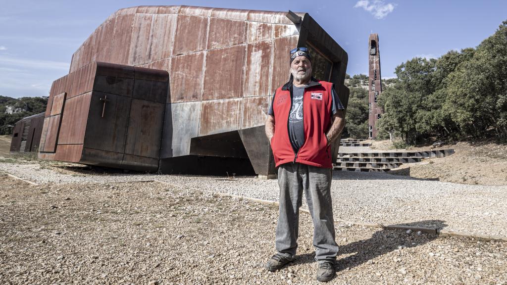 Juancho Jorge posa frente a la iglesia de San Olav, en Covarrubias