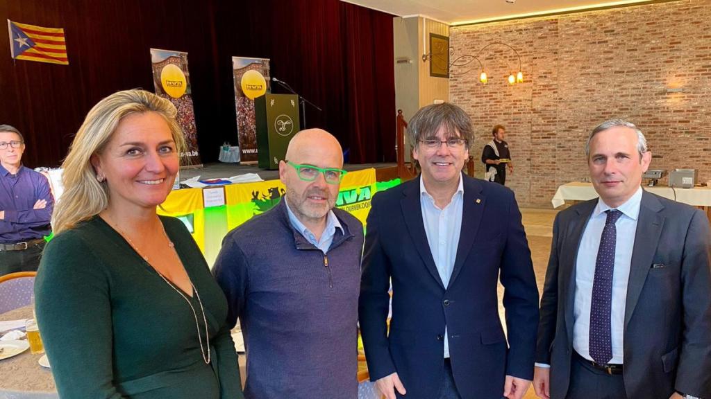Alay (derecha) y Puigdemont con representantes de la derecha flamenca en Bélgica.