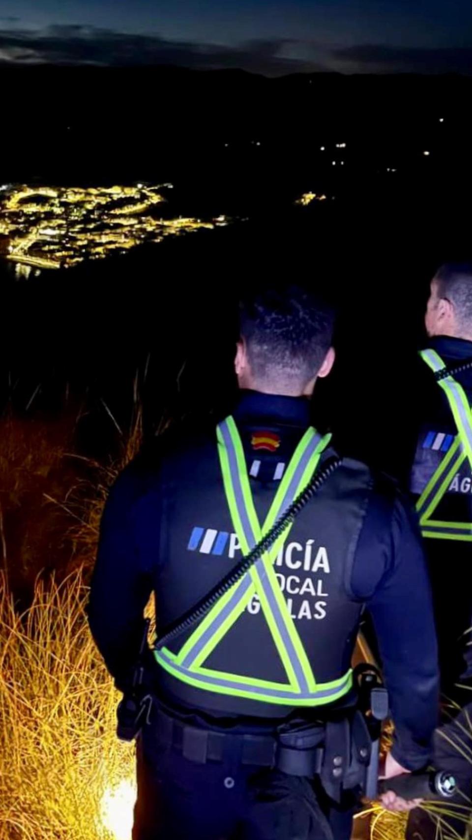 Dos policías locales durante una patrulla en  Águilas.