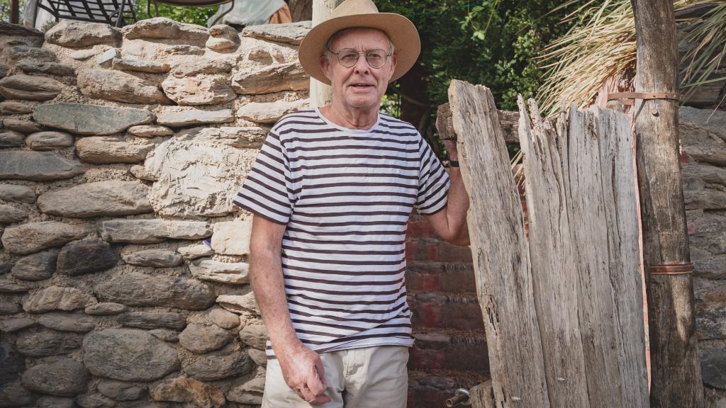 El autor de 'Entre limones' vive en las montañas granadinas que acogieron a genios como Gerald Brenan, Virginia Woolf o Víctor Erice