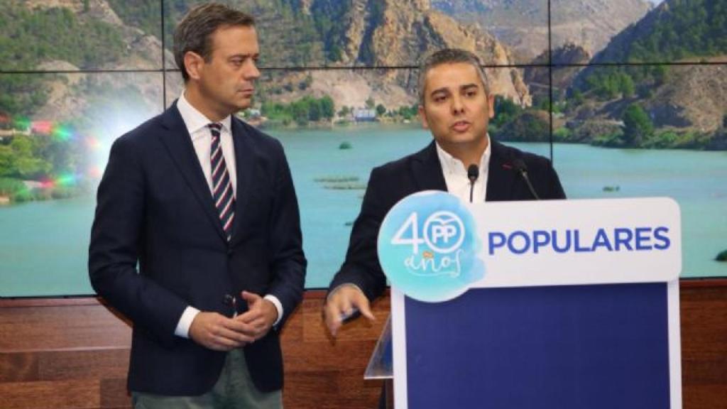 El diputado del PP Jesús Cano, en una rueda de prensa en la sede del partido, junto al popular Marcos Ortuño.