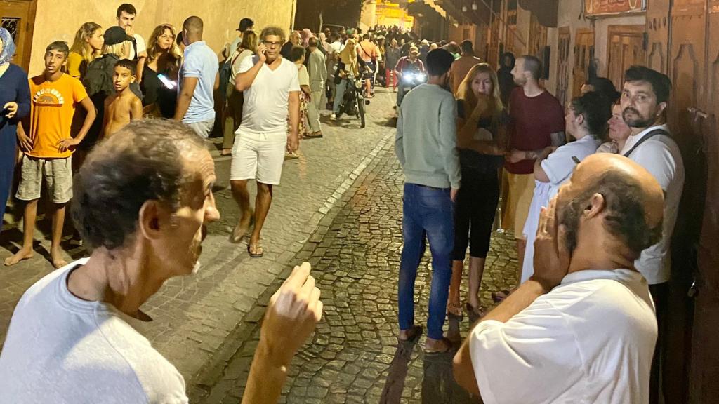 La gente en las calles de Marrakech tras el terremoto.