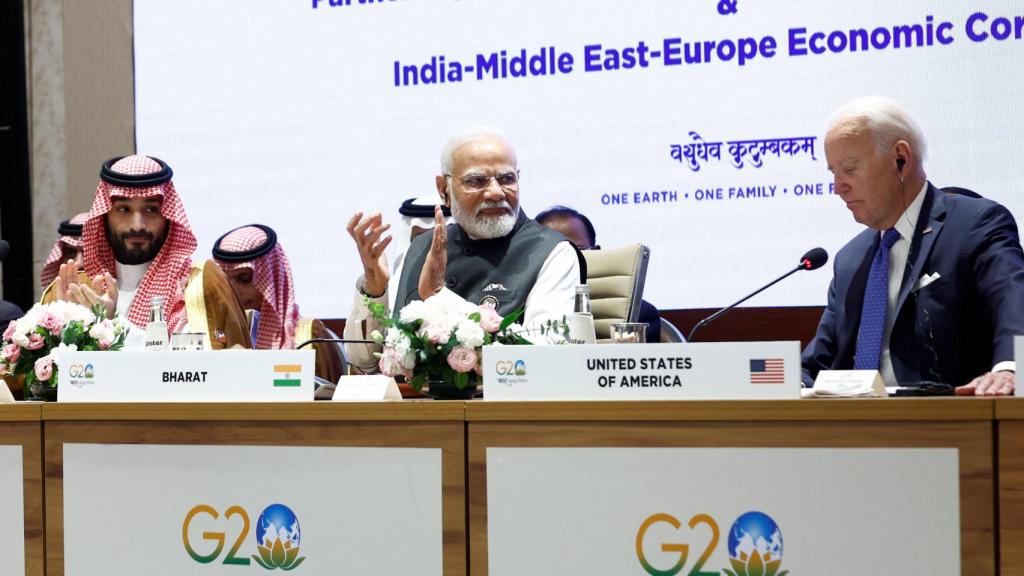 El Príncipe Heredero de Arabia Saudita, Mohammed bin Salman Al Saud, el Primer Ministro de la India, Narendra Modi, y el Presidente de los Estados Unidos, Joe Biden, en la cumbre del G20 celebrada en la India.