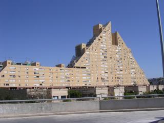 La silueta de la Pirámide lo ha convertido en uno de los edificios más conocidos en Alicante.