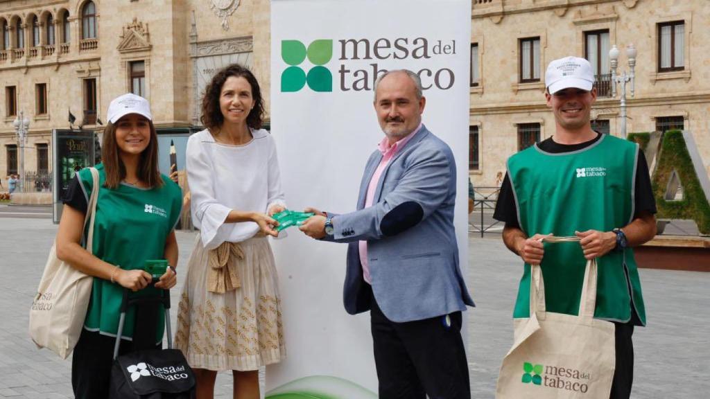El concejal de Salud Pública y Seguridad Ciudadana de Valladolid, Alberto Cuadrado, repartiendo ceniceros