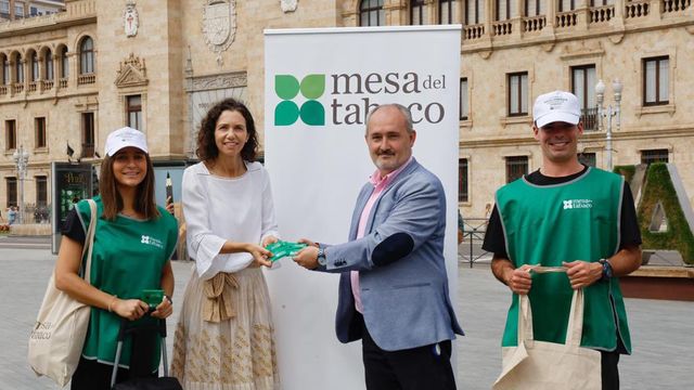 El concejal de Salud Pública y Seguridad Ciudadana de Valladolid, Alberto Cuadrado, repartiendo ceniceros