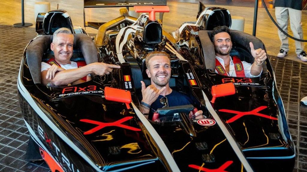 El piloto Dani Clos (c) en la presentación de la 'Extrim Race' en el centro de ocio Odiseo de Murcia.