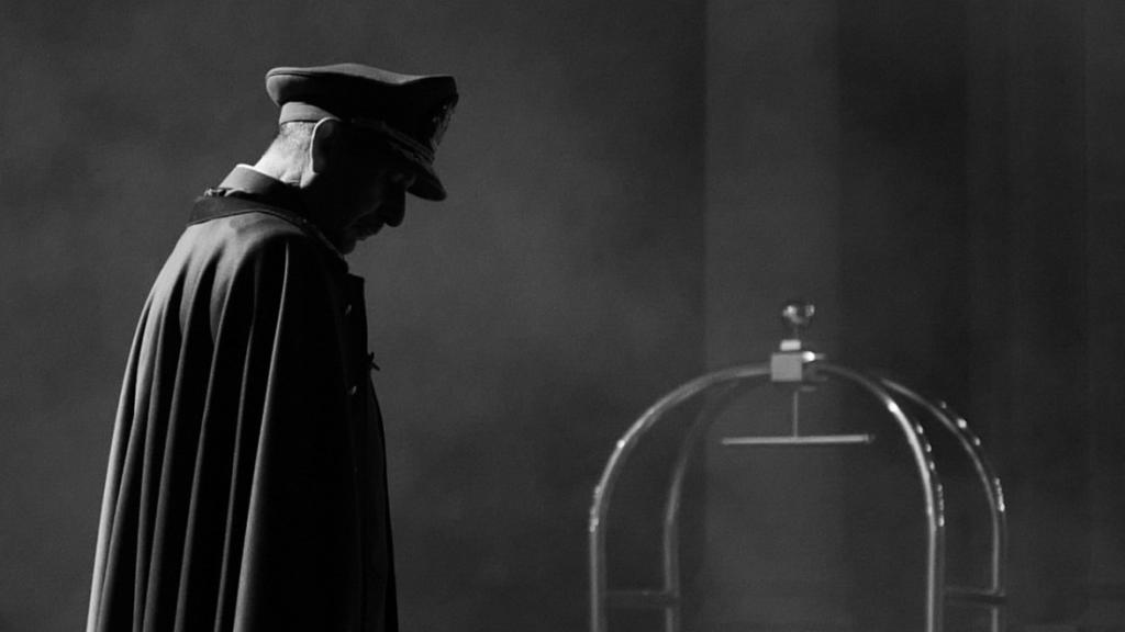 Jaime Vadell interpretando a Pinochet en un momento de 'El Conde', dirigida por Pablo Larraín