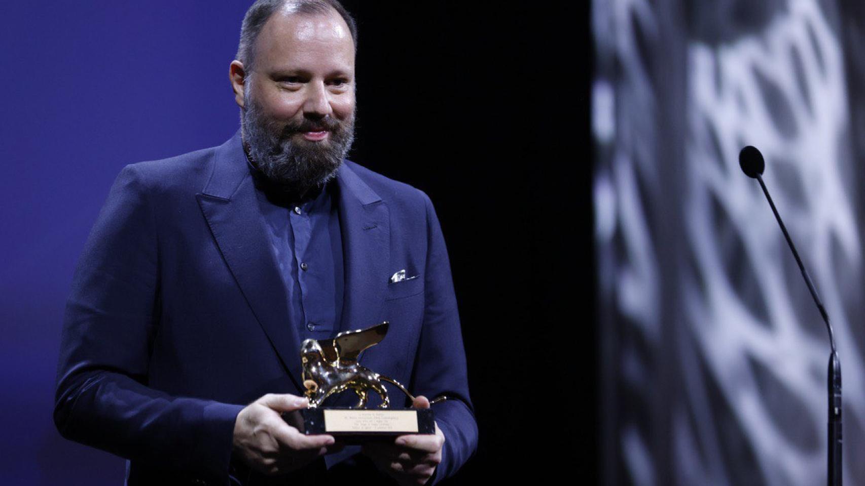 Yorgos Lanthimos recoge el León de Oro en la Bienale. Foto: Twitter del Festival de Venecia