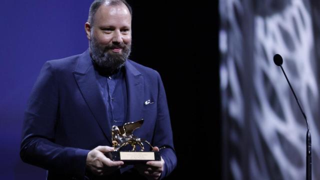 Yorgos Lanthimos recoge el León de Oro en la Bienale. Foto: Twitter del Festival de Venecia