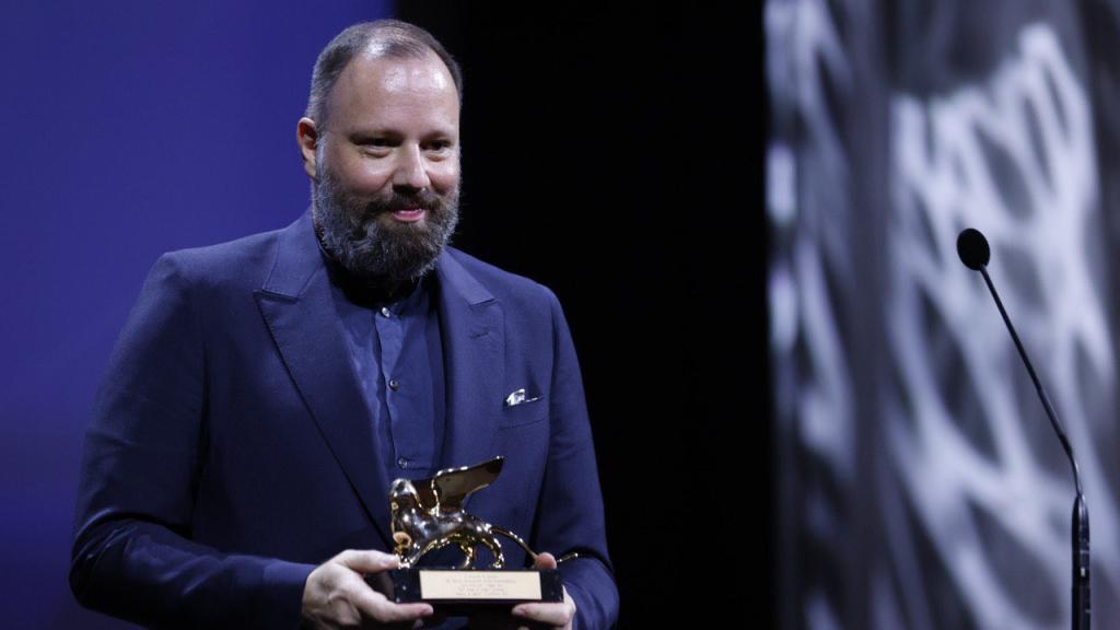 Yorgos Lanthimos recoge el León de Oro en la Bienale. Foto: Twitter del Festival de Venecia