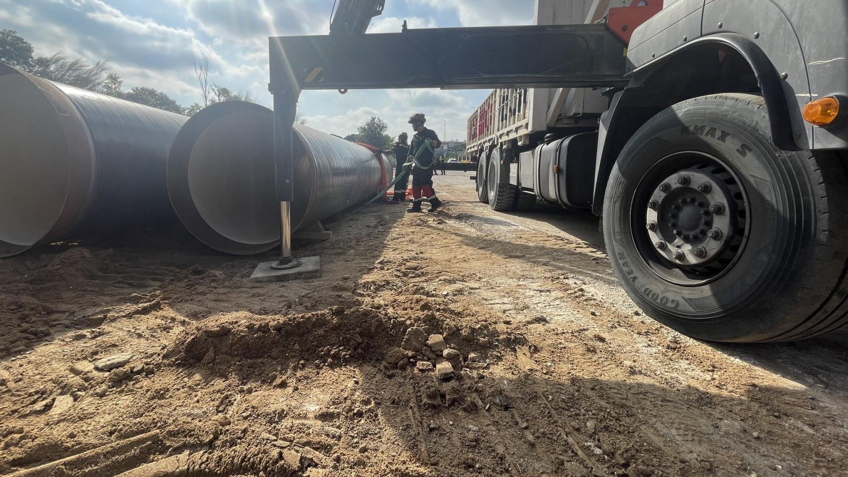 La UME trabajando en Aldea del Fresno para la instalación de la nueva tubería.