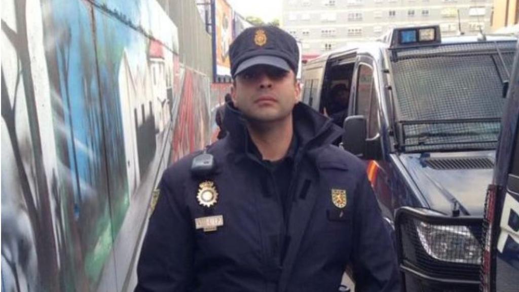Ángel uniformado de Policía Nacional y la herida en su brazo.