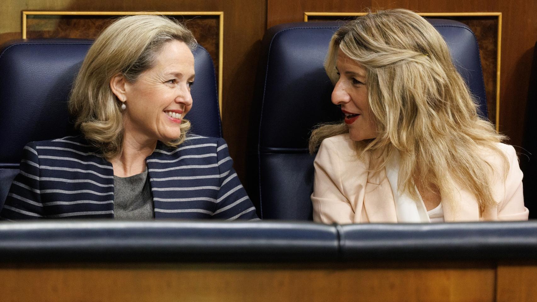 La vicepresidenta primera y ministra de Asuntos Económicos y Transformación Digital, Nadia Calviño (i) y la vicepresidenta segunda y ministra de Trabajo y Economía Social, Yolanda Díaz (d), en una imagen de archivo.