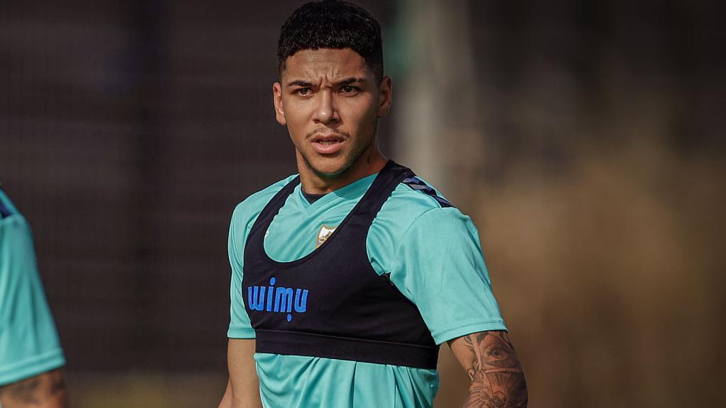 Loren Zúñiga durante un entrenamiento con el Málaga CF