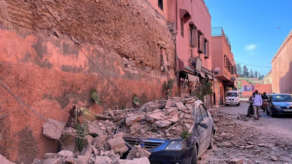Un vehículo dañado en la ciudad de Marrakech