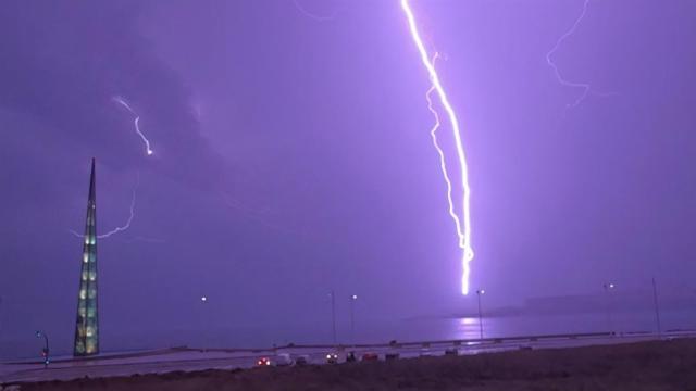 Un rayo cae sobre la Torre de Hércules