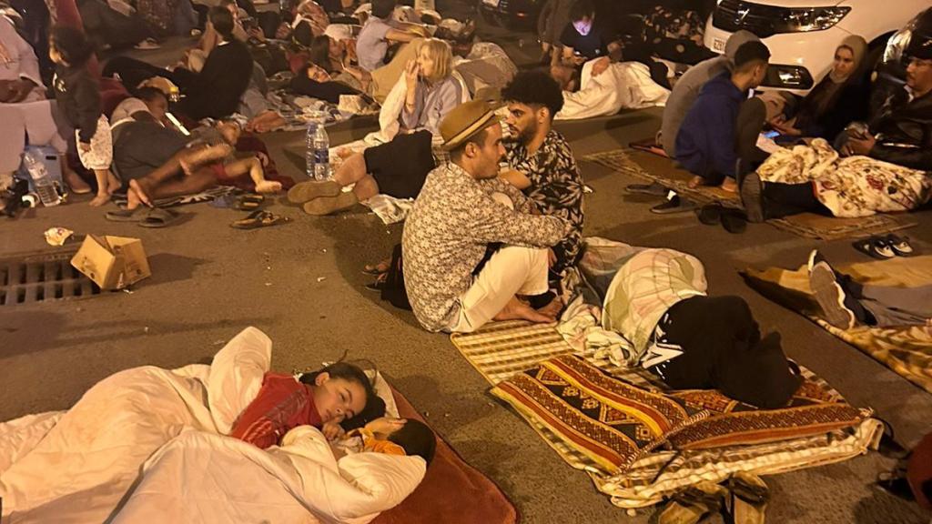 Varios turistas y locales de Marrakech reunidos en la plaza de la ciudad tras el seísmo.