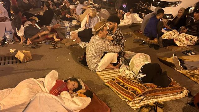 Varios turistas y locales de Marrakech reunidos en la plaza de la ciudad tras el seísmo.