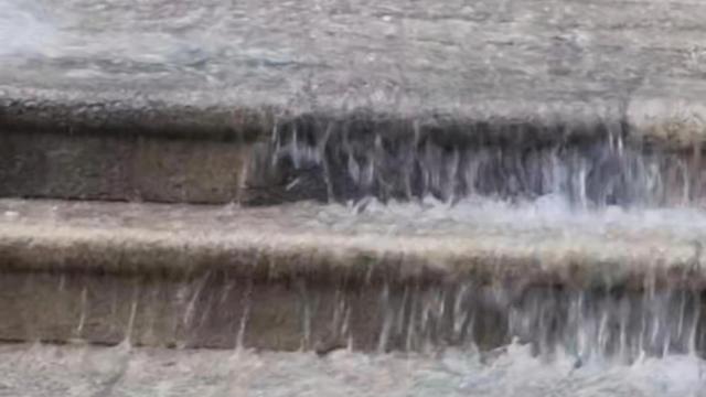 El agua corre por las escaleras de la Praza Maior de Ourense.