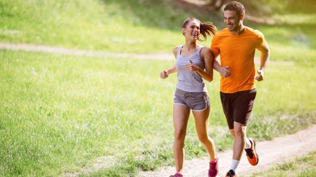 Una pareja corriendo en el campo.