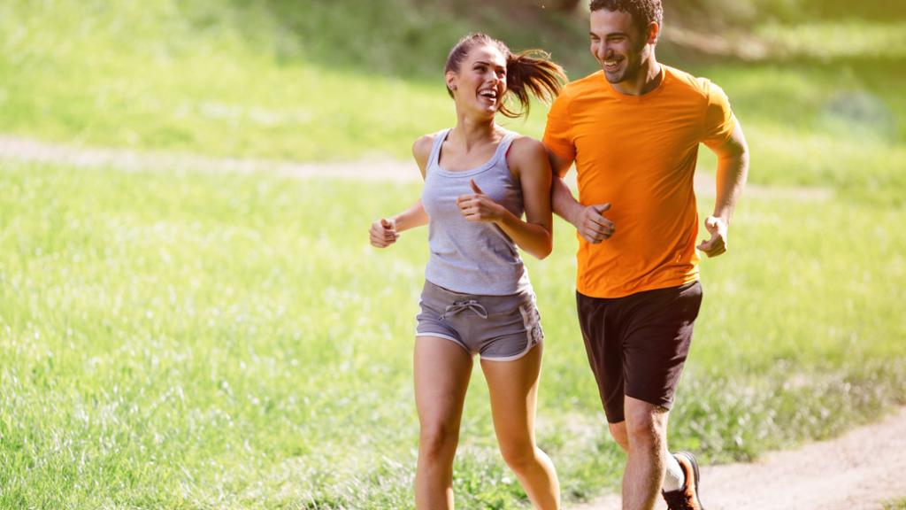 Una pareja corriendo en el campo.