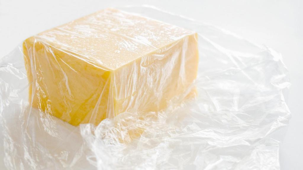 Queso envuelto en film transparente. Foto: iStock.