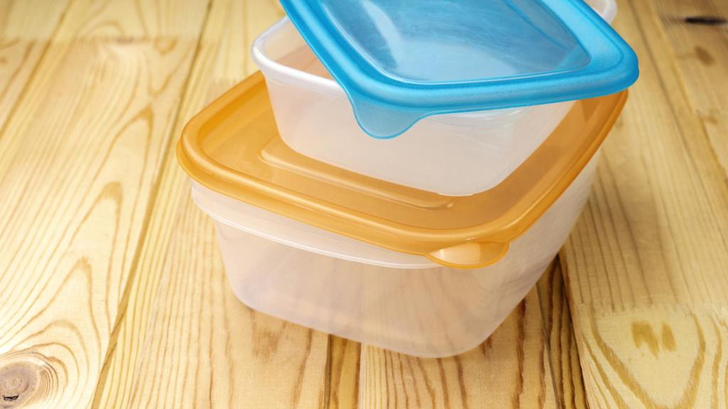 Imagen de dos tuppers de plástico. Foto: iStock.