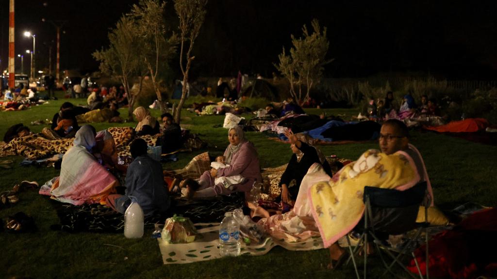 Residentes en Marrakech descansan a lo largo de la Avenida de la Menara.