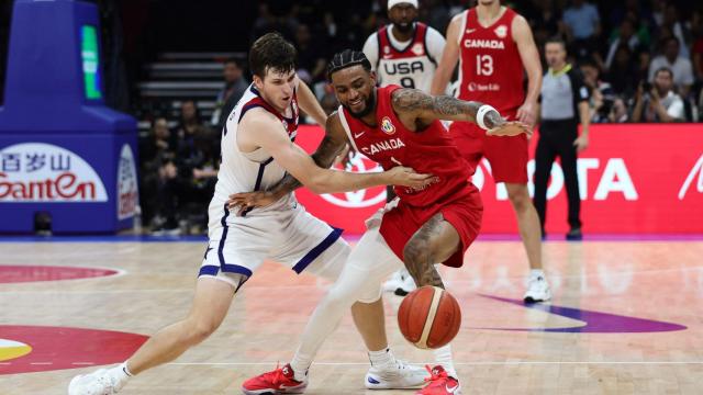 Austin Reaves (EEUU), en una disputa con  Nickeil Alexander-Walker (Canadá)