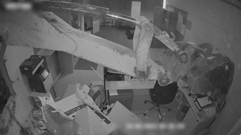 La banda destrozaba los cajeros con maquinaria pesada