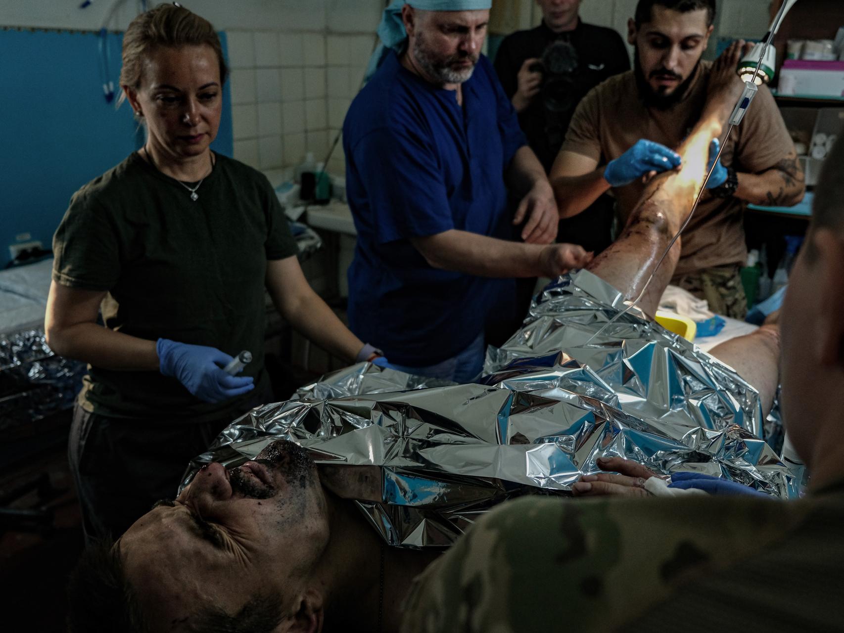 Los doctores atienden a uno de los heridos que viajaba en el coche con Emma Igual