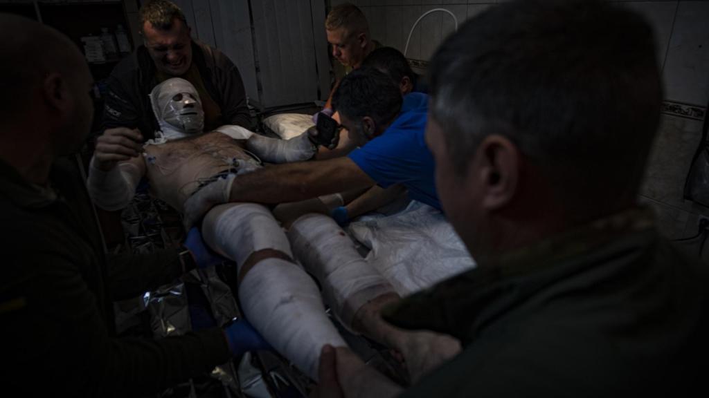 Los médicos ucranianos preparan al voluntario sueco Johan Mathias Thyr para su traslado a un hospital
