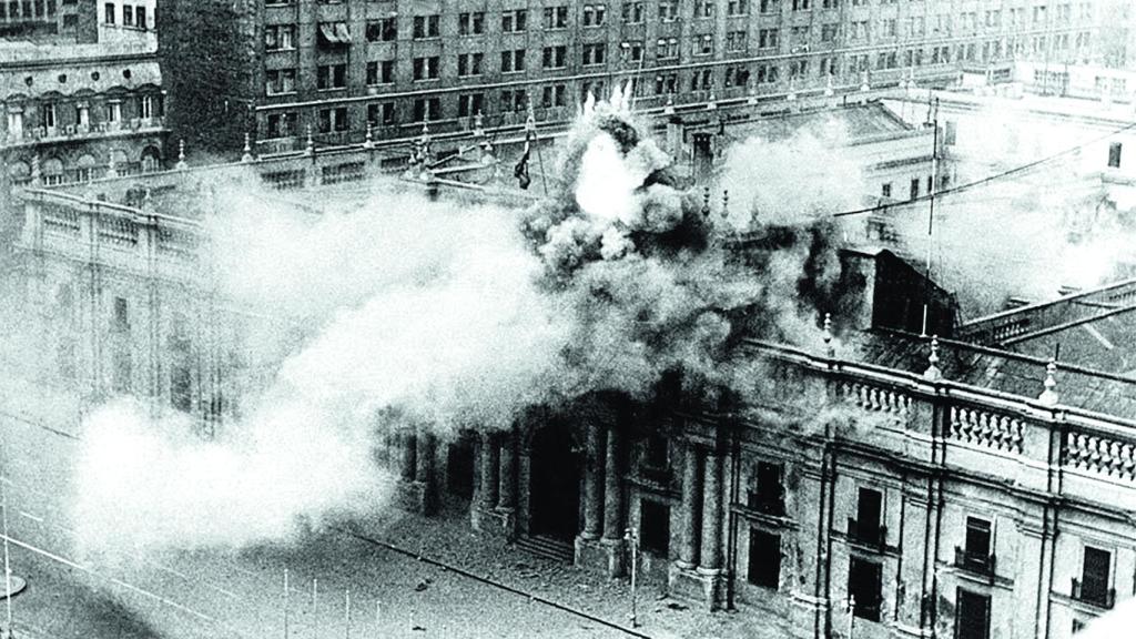 El palacio de la moneda, durante el bombardeo del 11 de septiembre de 1973.