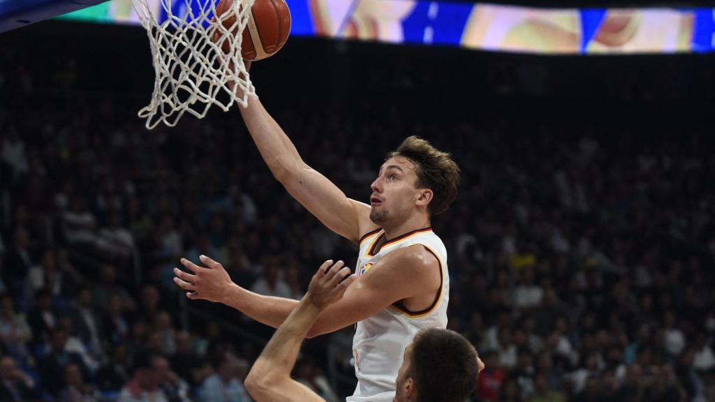 Franz Wagner realiza una bandeja frente a Serbia en la final del Mundial de baloncesto.