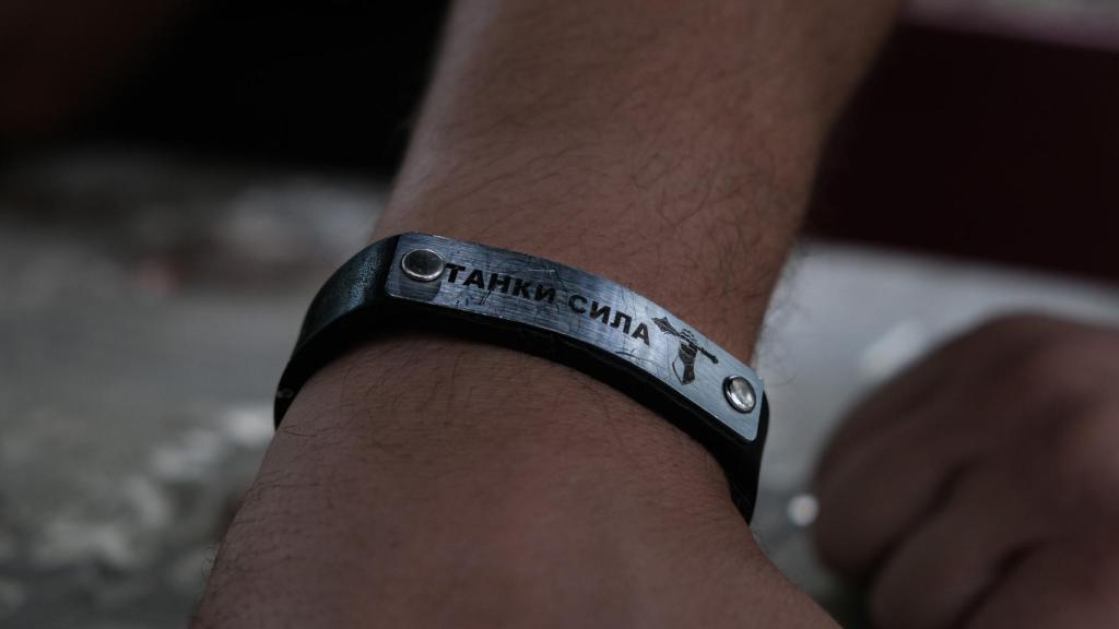 Detalle del brazalete que lleva 'Amuleto', donde se puede leer 'El poder de los tanques'.