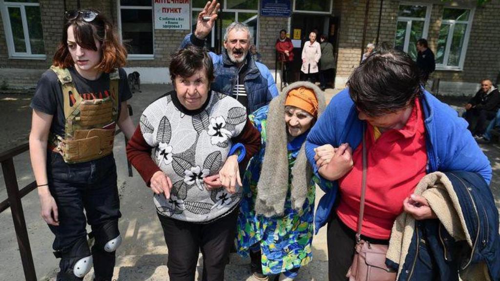 La familia ucraniana que rescató Emma junto a su equipo.