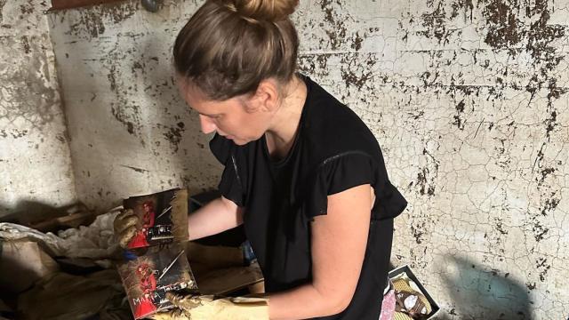 María Toledo trata de recuperar algunos de sus recuerdos entre el lodo.