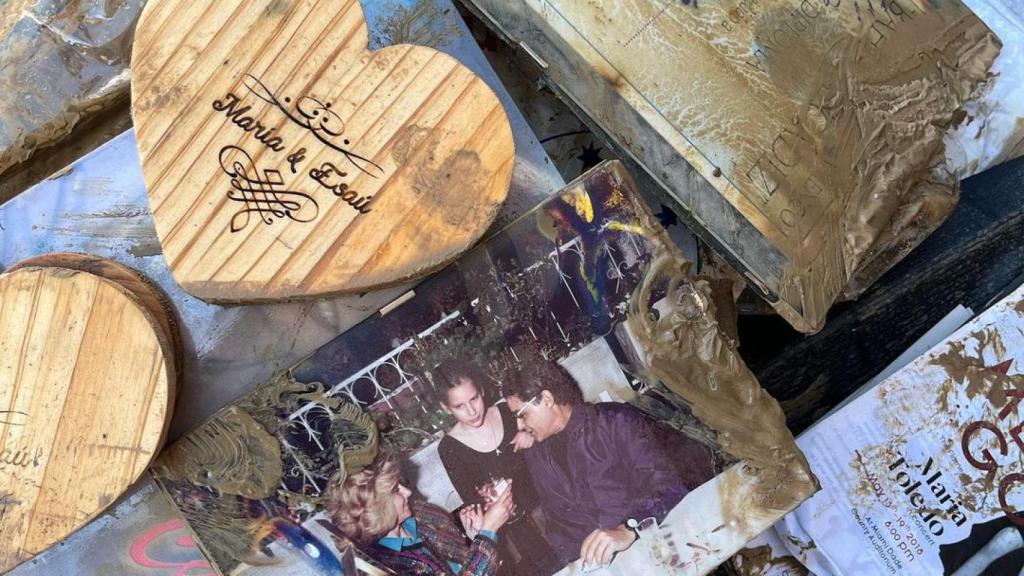 Fotografías y recuerdos de María Toledo dañados por el barro.