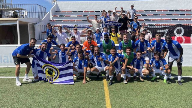 Los jugadores celebran la victoria tras el partido de hoy.