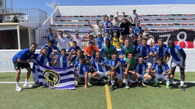 Los jugadores celebran la victoria tras el partido de hoy.