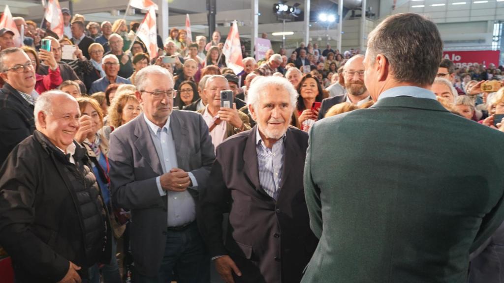 El secretario general del PSOE y presidente del Gobierno, Pedro Sánchez, participa en un acto públicoen Valladolid. En la imagen, saluda al exsecretario autonómico de los socialistas Jesús Quijano y al expresidente de la Junta Demetrio Madrid