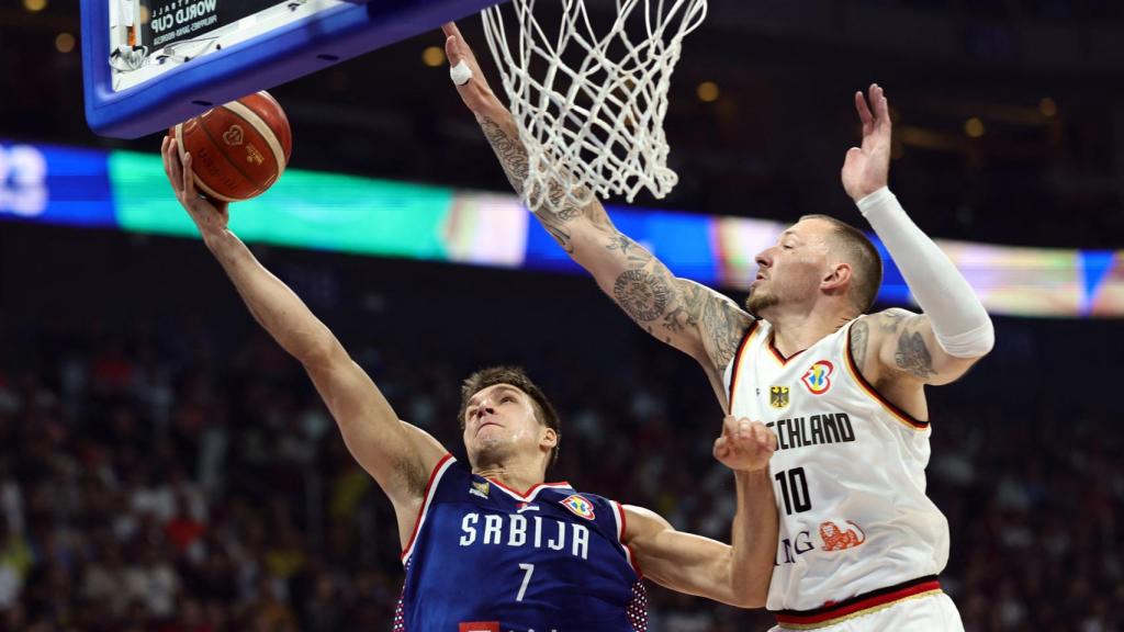Bogdanovic anota una canasta ante la oposición de un jugador alemán.