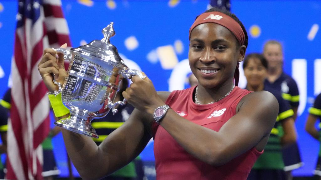 Coco Gauff levanta el título de campeona del US Open.